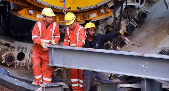 פועלים סינים בעבודות הרכבת הקלה בת"א, צילום: שאול גולן