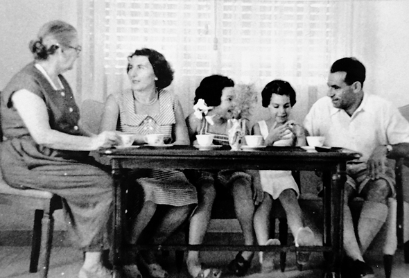 1947 - יהודית ברוניצקי בת ה־6 (שנייה משמאל) עם אחותה שרה (3), הוריה מרים ומרדכי וונדר והסבתא חוה זיגמן, בגבעתיים
