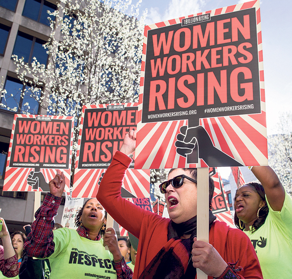 צעדת יום האשה בוושינגטון, לפני שנה, למען זכויות לנשים עובדות. האפליה פחתה, הנשים המריאו 