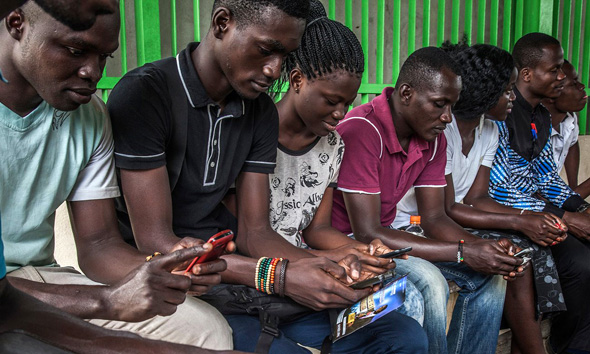 צעירים אפריקאים עם סלולריים