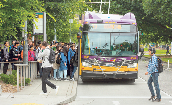נוסעי אוטובוס של אוניברסיטת וושינגטון. העירייה בנתה נתיבים ומפרצים לאוטובוסים, צילום: אם סי טי