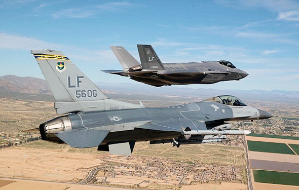 F16 (בחזית) וה-F35 שמתוכנן להחליפו, צילום: USAF