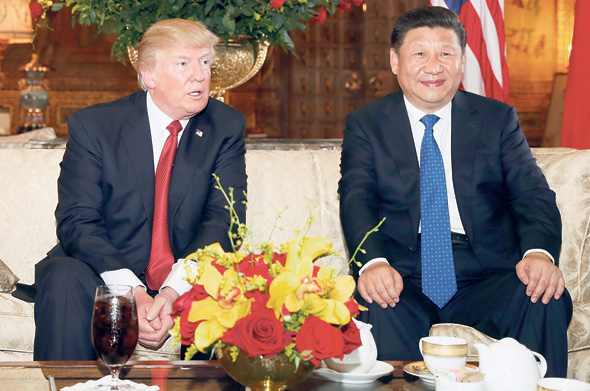 נשיא סין שי ג'ינפינג ועמיתו האמריקאי דונלד טראמפ 