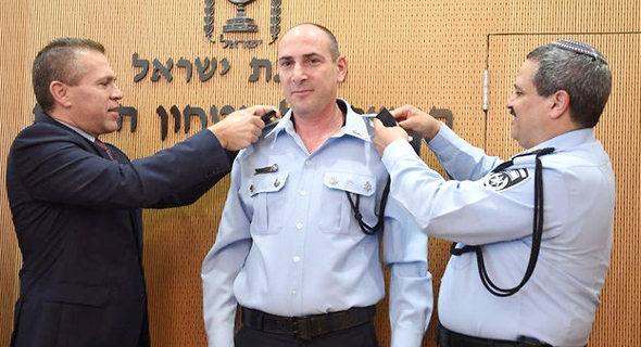 יגאל בן שלום מפקד להב 433 החדש  מימין רוני אלשיך וגלעד ארדן, צילום: דוברות המשטרה