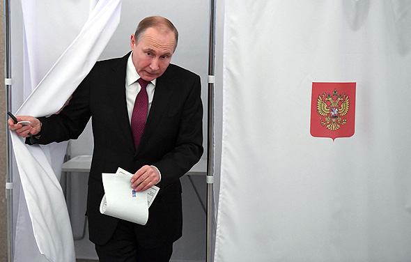 ולדימיר פוטין מצביע בבחירות. הצהיר על כל הונו?