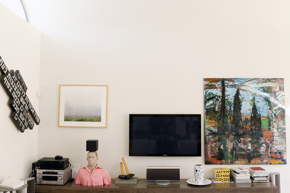 על הקיר עבודות של ניצן מינץ, דרור דאום ומריק לכנר; פסלים של גיל שחר, סיגלית לנדאו וולריה מוניס, צילום: עמית שעל