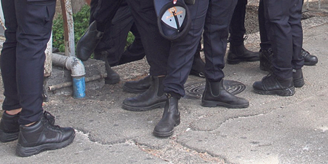 הנעליים של המשטרה צועדות לבית המשפט