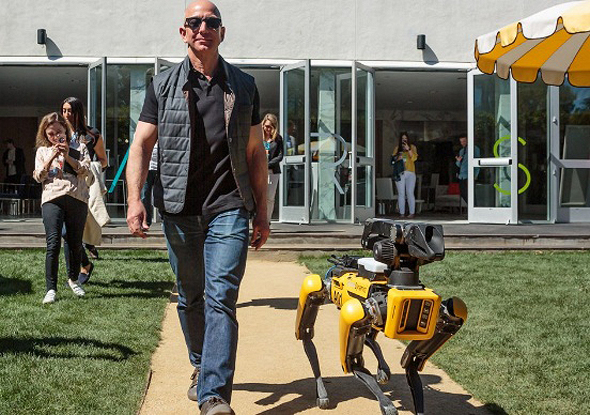 מנכ"ל אמזון ג'ף בזוס, כשלצידו רובוט של חברת בוסטון דיינמיקס