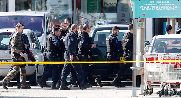 שוטרים מחוץ לזירת הפיגוע בעיר טארב בצרפת, צילום: אי פי איי