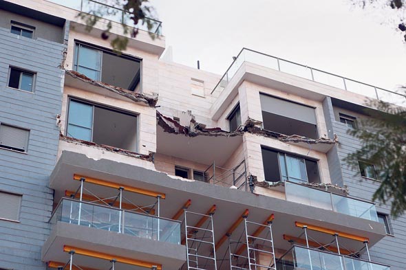 קריסת המרפסות בפרויקט של גינדי בחדרה, 2013. אגרת הבדיקה תעלה עשרות אלפי שקלים