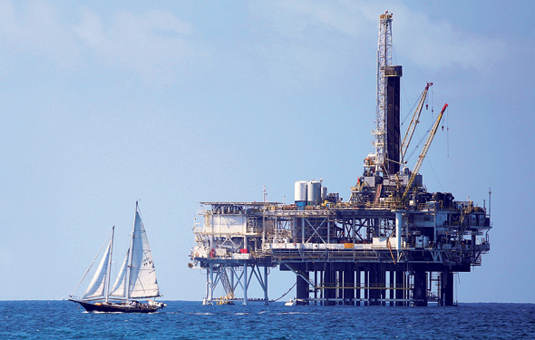 קידוח נפט מול חופי קליפורניה, ארה"ב. מחירו זינק השבוע ביותר מ-5%