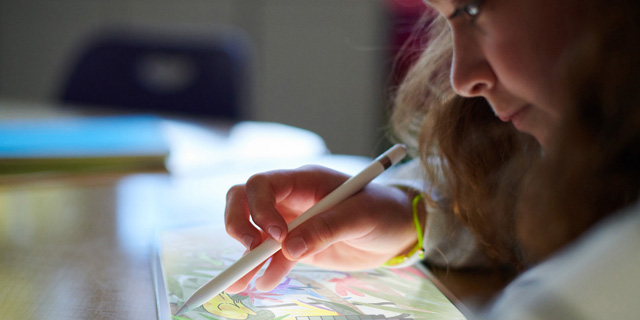 אפל קורצת לסטודנטים: משיקה את האייפד הזול ביותר שלה הכולל גם עפרון גרפי