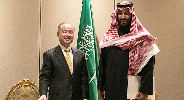 מימין: הנסיך הסעודי מוחמד בן סלמן ומאסאיושי סון, מייסד סופטבנק בטקס החתימה על מזכר ההבנות