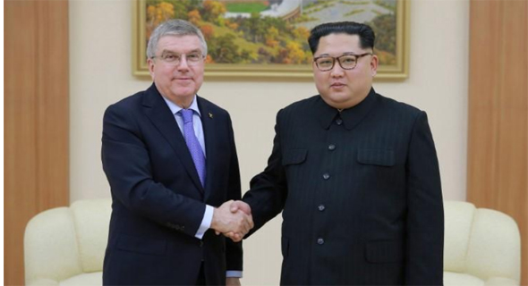 מימין: מנהיג צפון קוריאה קים ג'ונג און ויו"ר הוועד האולימפי הבין לאומי תומאס באך