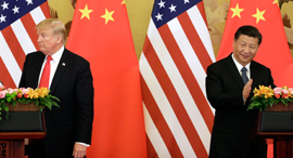מימין: נשיא סין שי ג'ינפינג ועמיתו האמריקאי דונלד טראמפ, בייג'ינג 2017