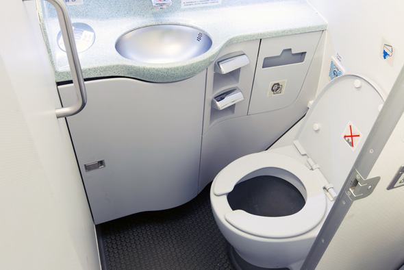 תא שירותים במטוס נוסעים מודרני, צילום: שאטרסטוק