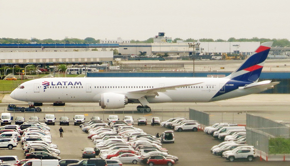 LATAM Airlines plane. Photo:Adam Moreira, Wikipedia