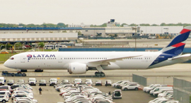A LATAM plane
