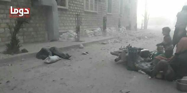 דיווחים על יותר מ-100 הרוגים בתקיפה כימית בסוריה; רוסיה מכחישה