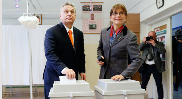 ראש ממשלת הונגריה ויקטור אורבן ואשתו בהצבעה בבחירות