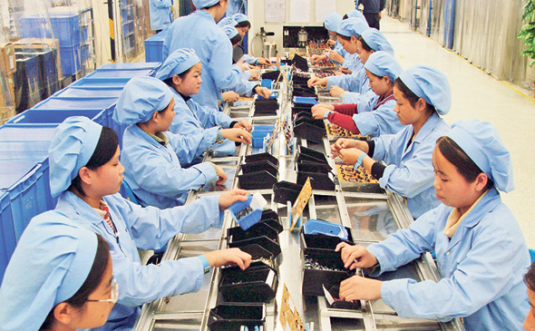עובדות במפעל רכיבים סיני, צילום: בלומברג