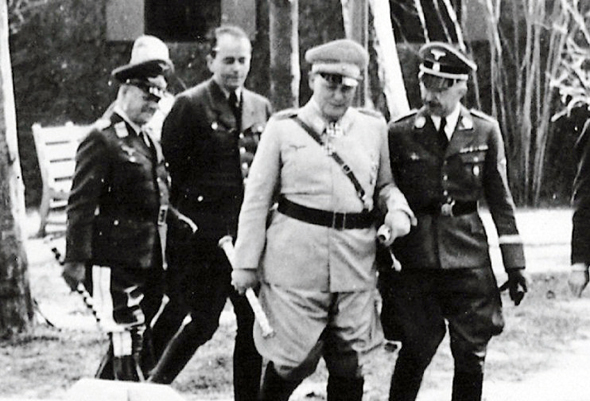 ארהרד מילך (משמאל) לצד חברו הרמן גרינג (במרכז)
