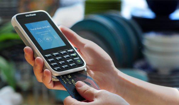 מכשיר של וריפון לתשלום בכרטיס אשראי