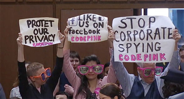 הפגנה נגד פייסבוק ו מארק צוקרברג ב סנאט 