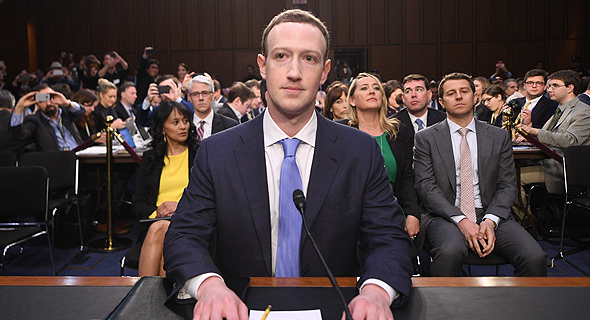 מארק צוקרברג מעיד בסנאט בסוגיית הפרטיות של פייסבוק. יכול להיות שהחברה רק מנסה למקסם את מעורבות המשתמשים, אבל הכלים שהיא מפתחת נחטפים למטרות פוליטיות 