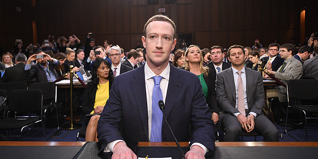 מארק צוקרברג מעיד בסנאט בסוגיית הפרטיות של פייסבוק. יכול להיות שהחברה רק מנסה למקסם את מעורבות המשתמשים, אבל הכלים שהיא מפתחת נחטפים למטרות פוליטיות , צילום: איי אף פי