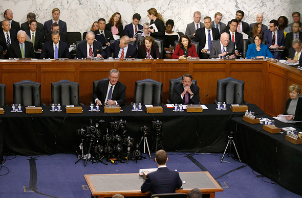 מארק צוקרברג מעיד בפני הסנאט, צילום: רויטרס