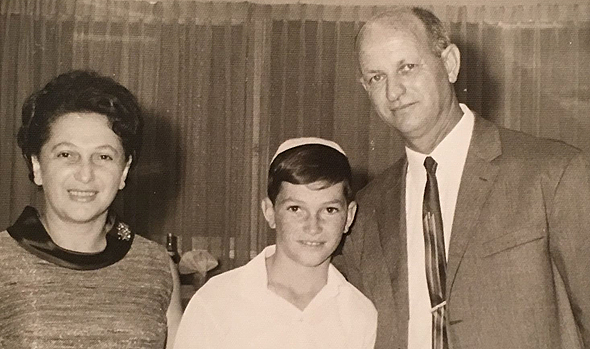 1967. דודי ויסמן בר המצווה עם הוריו חנה ויוסי, גבעתיים 