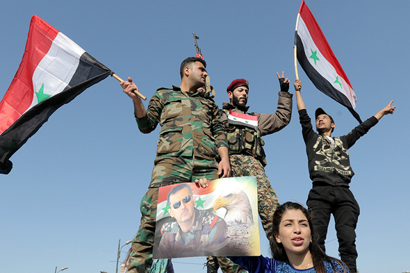 חיילים סורים במפגן תמיכה באסד (ארכיון)