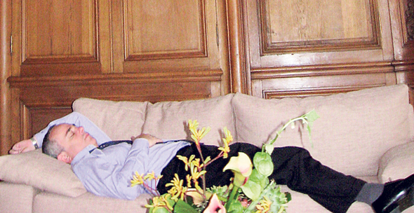 יובל שטייניץ ישן על הספה, צילום: שרונה מזליאן לוי