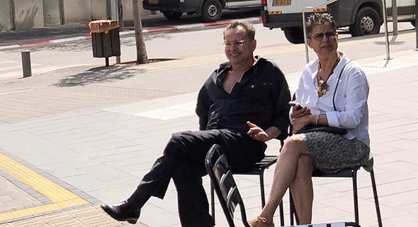 קובי אלכסנדר ואשתו בשדרות רוטשילד ב תל אביב 