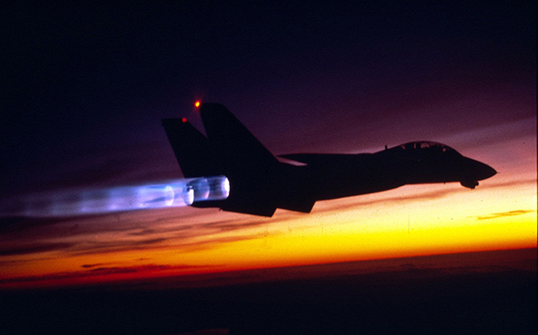 F14 בטיסה עם מבער אחורי פתוח
