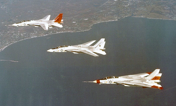 ניסויי טיסה מוקדמים ב-F14; שימו לב למצב הכנפיים של כל מטוס