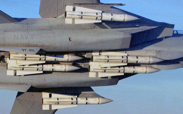 טילי פניקס מתחת לגופו של F14
