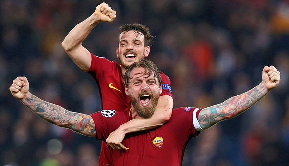 שחקני רומא חוגגים אחרי הניצחון על ברצלונה. האם יצליחו לעשות קאמבק דומה גם מול ליברפול?