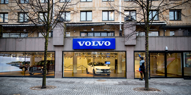מרכז מכירות של וולוו בשטוקהולם, צילום: בלומברג