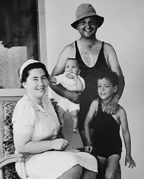 1940. מיכאל שטראוס בן ה־6, עם הוריו הילדה וריכרד ואחותו רעיה