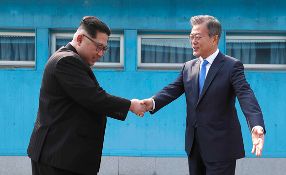 משמאל מנהיג צפון קוריאה קים ג'ונג און נפגש עם נשיא דרום קוריאה מון ג'יאה אין , צילום: איי פי