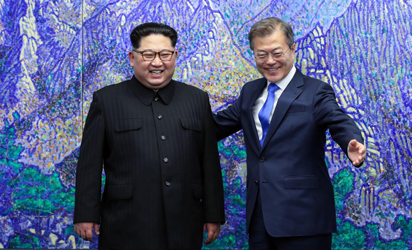 מנהיג צפון קוריאה קים ג'ונג און נפגש עם נשיא דרום קוריאה מון ג'יאה אין , צילום: רויטרס