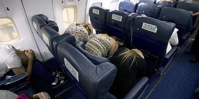 האם ישיבה בתנוחת החירום במטוס באמת מצילה חיים במקרי התרסקות? 