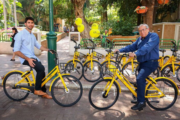 Ofo Israel's general manager Imri Galai (left) and Israel Zinger, the mayor of Ramat Gan. Photo: Shlomi Mizrachi