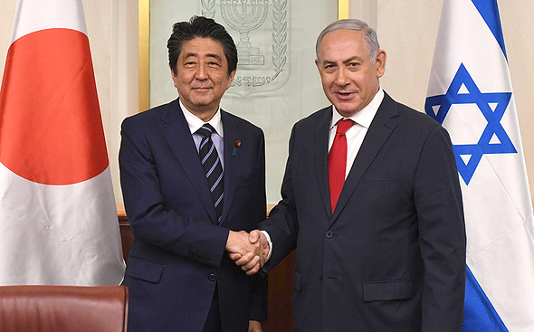 Japanese prime minister Shinzo Abe (left) and Benjamin Netanyahu. Photo: Haim Zach