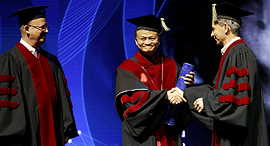 Jack Ma receiving an honorary doctorate from Tel Aviv University. Photo: Amit Sha'al