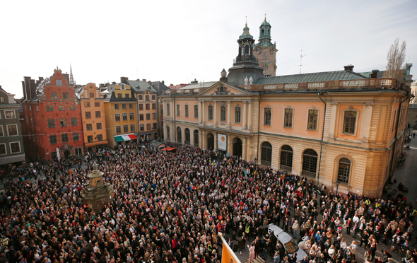 הפגנה מול בניין האקדמיה בשטוקהולם, באפריל