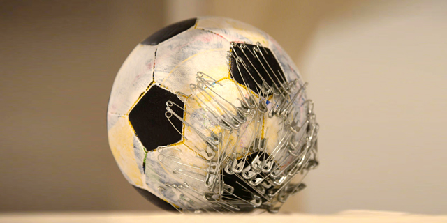 לפסל בכדורגל: האמנית אתי אברג&#39;ל משתמשת בחפצים יומיומיים ובונה מהם זכרונות פואטיים