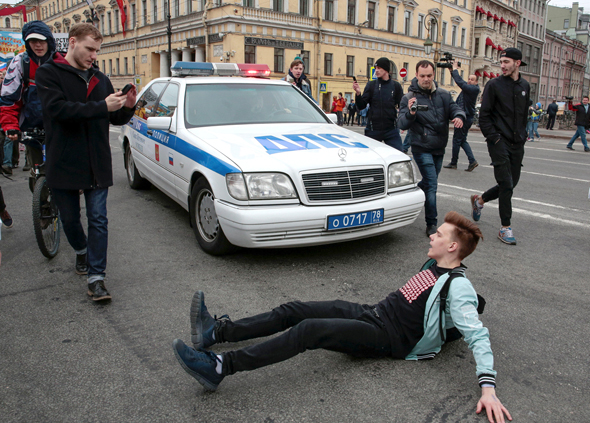 מפגין משתטח על הכביש בהפגנה נגד ולדימיר פוטין בסנט פטרסבורג
